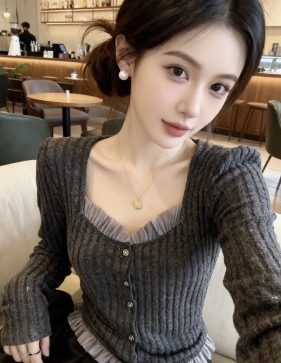 深灰针织的温柔，藏在细碎的闪光里~